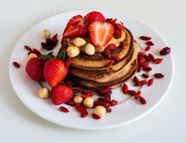 pancakes de coco con fresas y crema