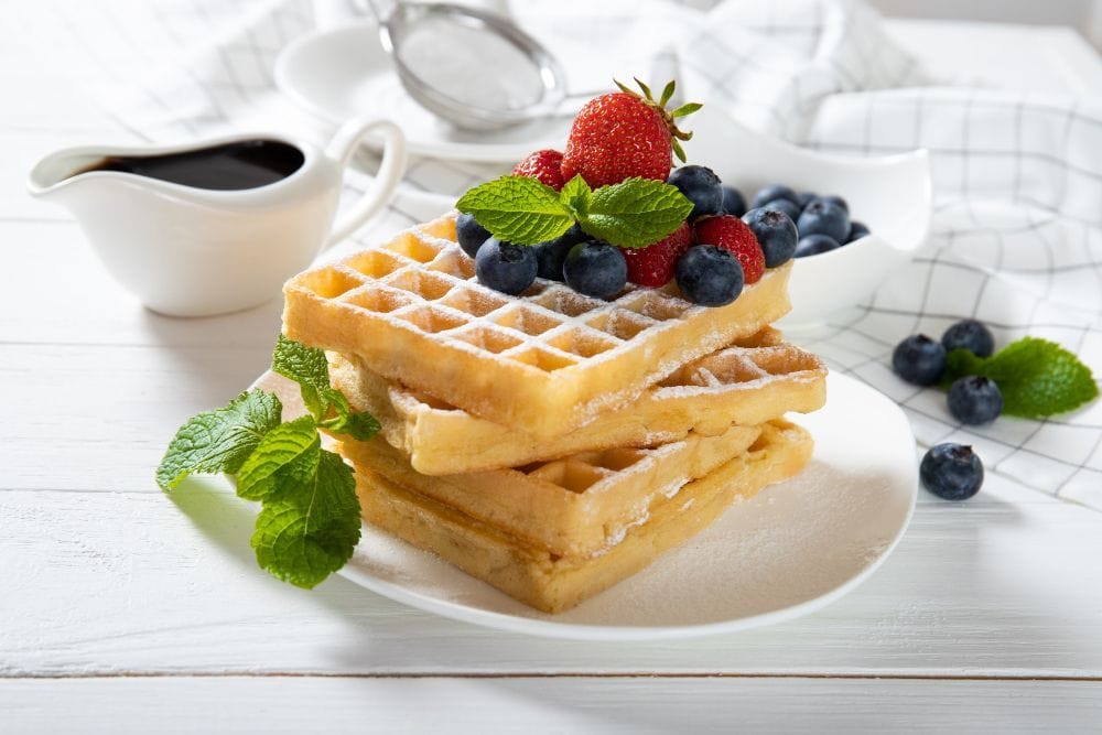 waffles keto con crema de arándanos