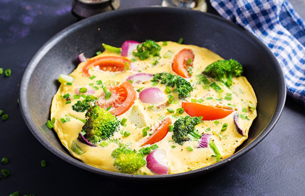 <a href="https://www.freepik.com/free-photo/omelette-with-broccoli-tomatoes-red-onions-iron-skillet-italian-frittata-with-vegetables_11087777.htm#query=huevos%20revueltos%20con%20aceitunas&position=43&from_view=search&track=ais">Image by timolina</a> on Freepik
