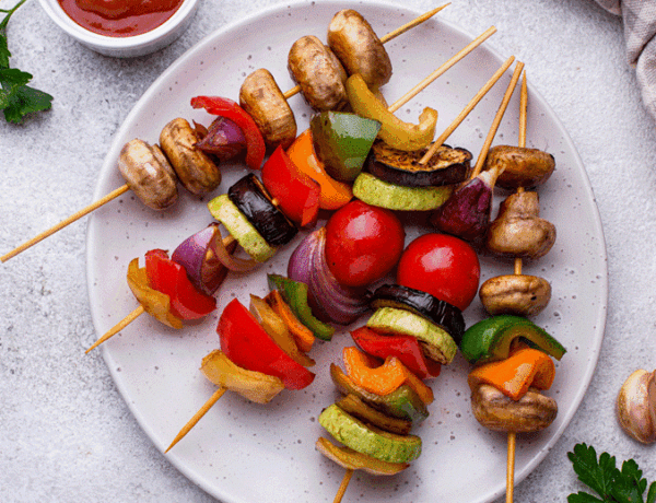 Brochetas vegetarianas con pesto de tomates secos