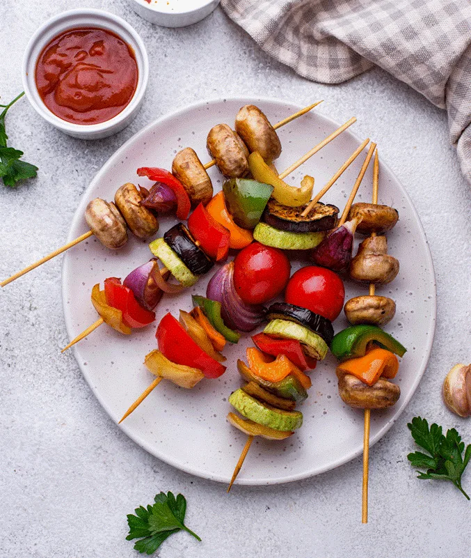 Brochetas vegetarianas con pesto de tomates secos